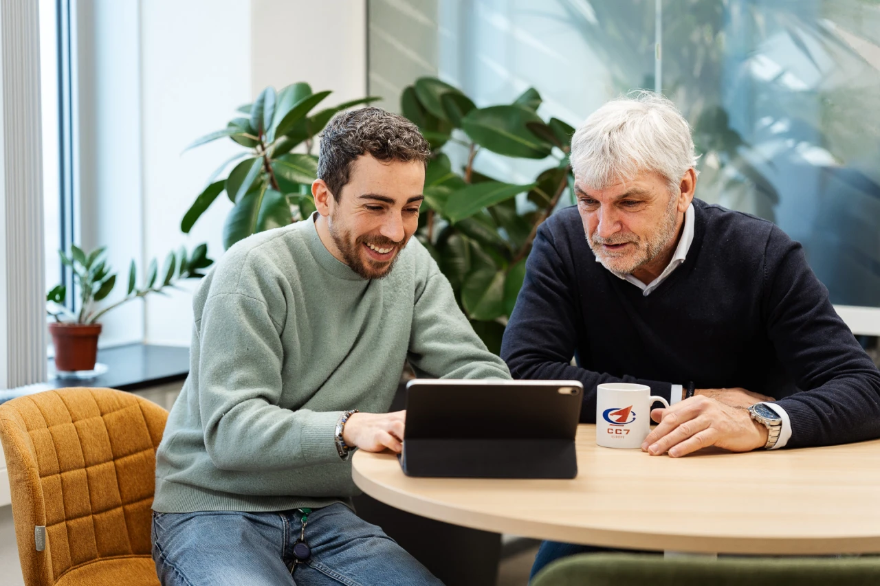 2-men-ipad.webp